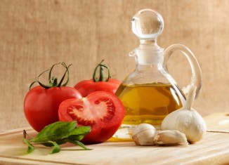 Daily Bite Wellness Tip - Cook With Lemons Tomatoes Garlic for Lower Sodium - Feature