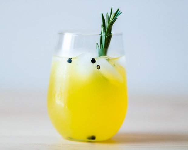 rosemary peppercorn lemonade cocktail