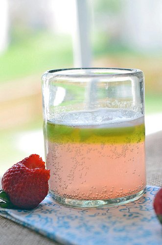strawberry rhubarb fizz